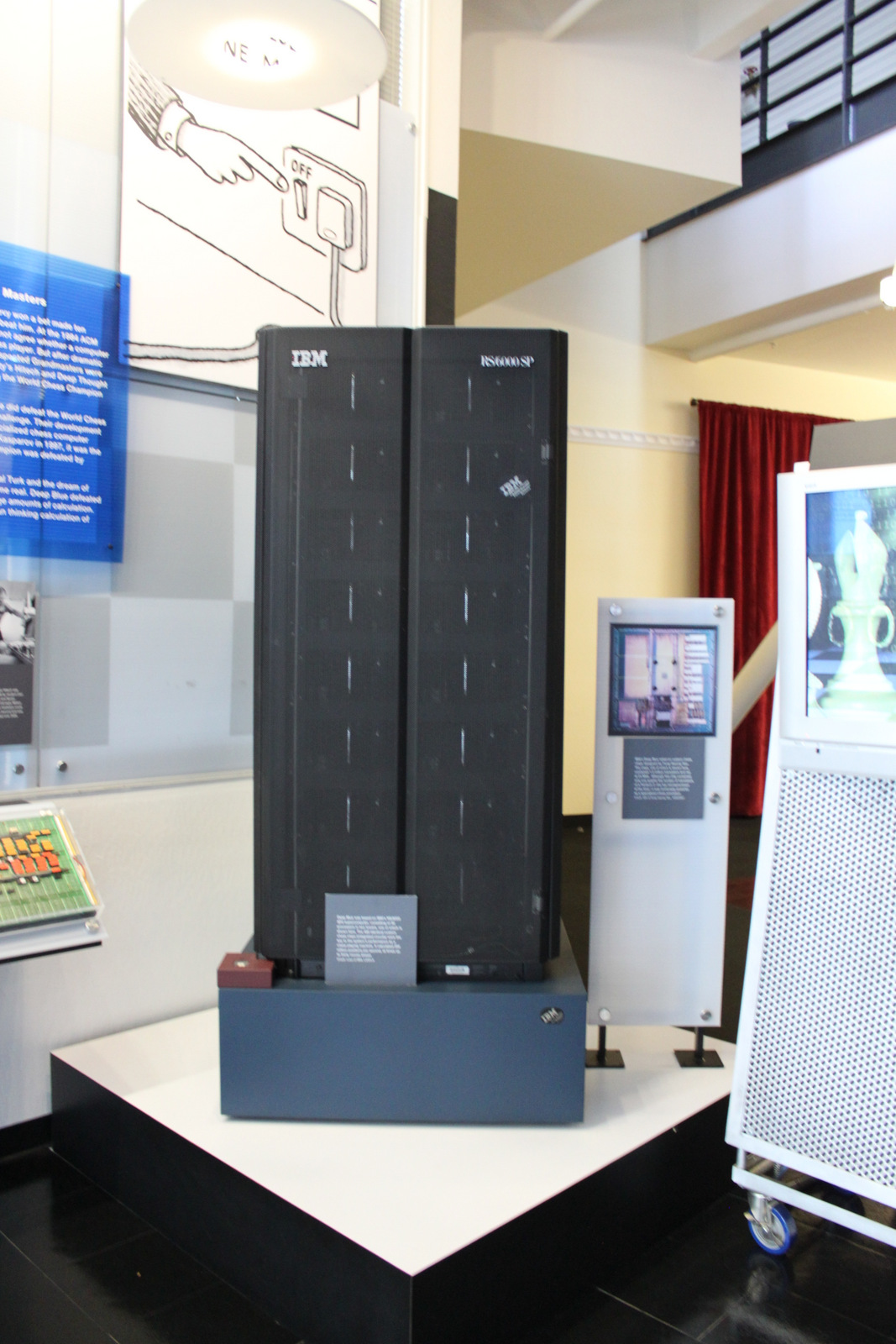Computer History Museumに展示された、IBMロゴのある黒いDeep Blueの計算機筐体